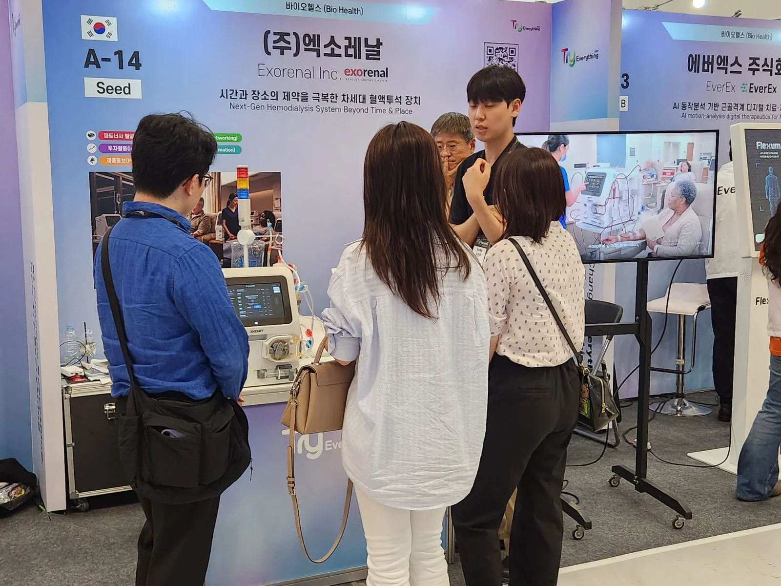 Visitors looking at XKIDNEY at the Exorenal booth
