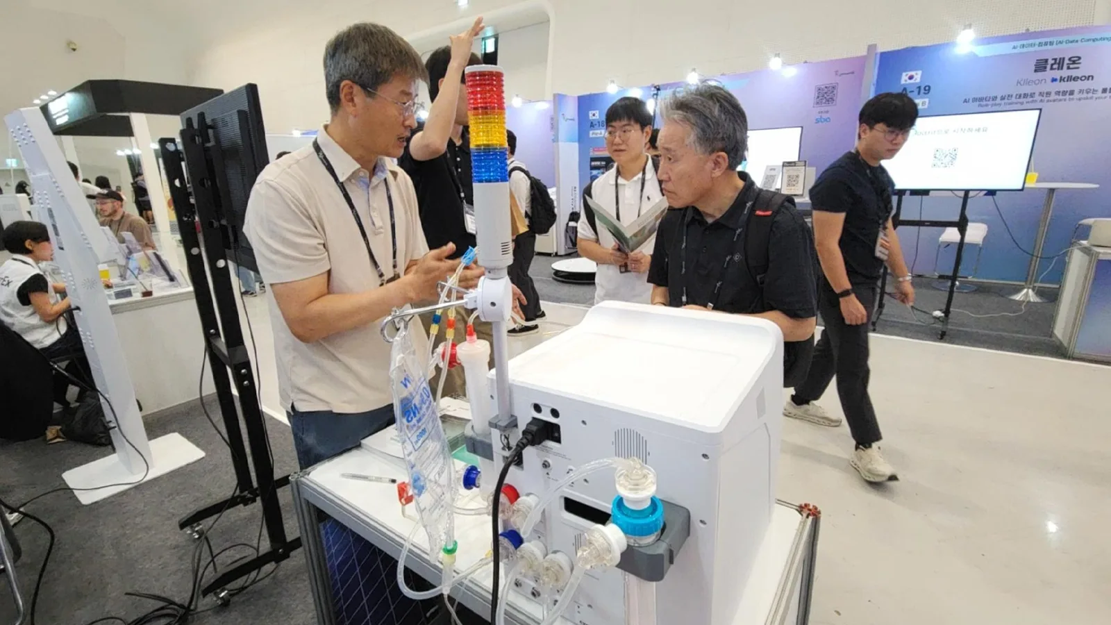 A close conversation beside XKIDNEY and its status light